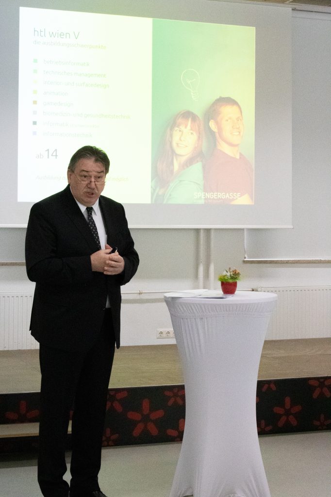 Dir. Hager bei der Präsentation